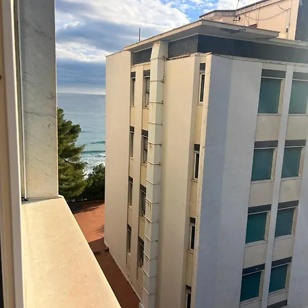 Apartman 3' Feet From The Beach, Your Shelter By The Sea *